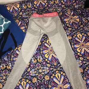 Gym shark leggings
